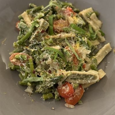 Maultaschen mit grünem Spargel und Cocktailtomaten