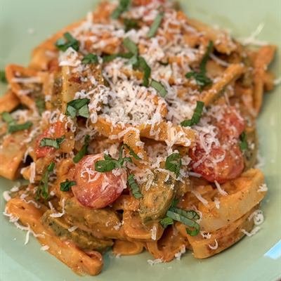 Maultaschen in Tomaten-Sahnesoße mit Cocktailtomaten, Parmesan und Basilikum