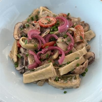 Maultaschen mit Champignons, Cocktailtomaten und eingelegten roten Zwiebeln