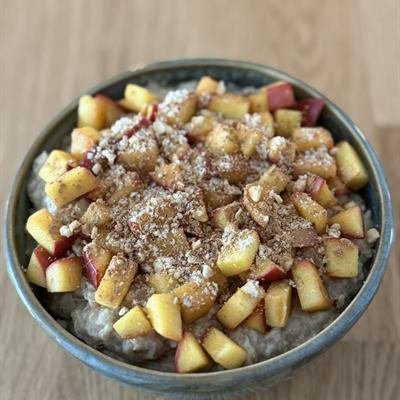 Porridge mit Nektarinenwürfeln und gemahlenen Mandeln