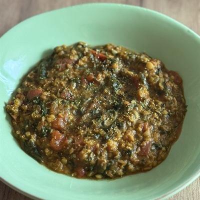 Linsen-Daal mit Spinat in einer grünen Schüssel