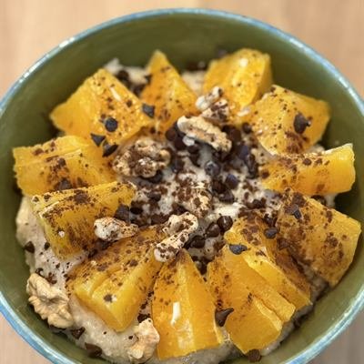 Porridge mit Orangenstücken, Walnüssen und Schokostückchen