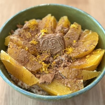 Porridge mit Orangenspalten, Zimt und einem Spekulatius-Keks