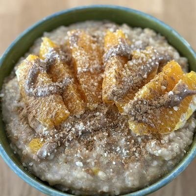 Porridge mit Orangenspalten, Mandelmus und Zimt