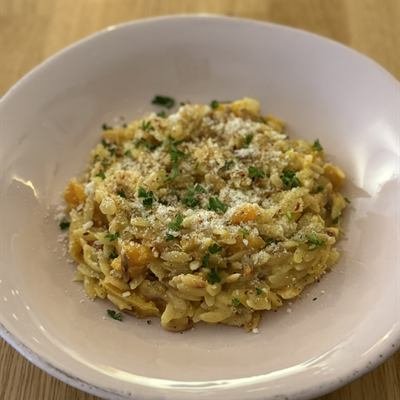 Orzo mit Kürbiswürfeln, Petersilie und Parmesan