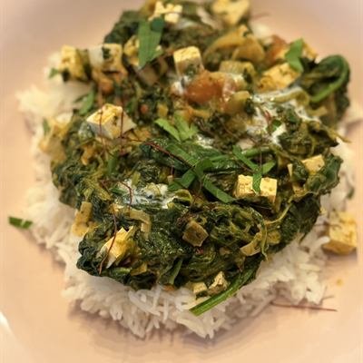 Spinat-Curry mit Tofuwürfeln auf Reis