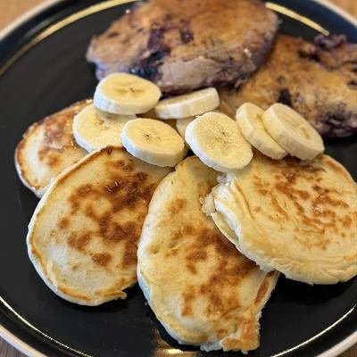 Teller mit Pancakes aus körnigem Frischkäse und Bananenscheiben