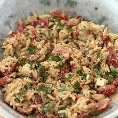 Orzosalat mit Paprika, Tomaten und Feta