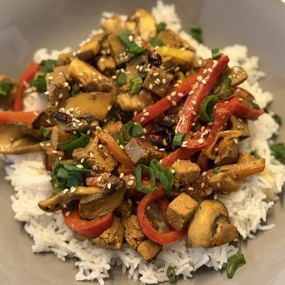 Paprika, Champignons und Tofu mit Sesam auf Reis