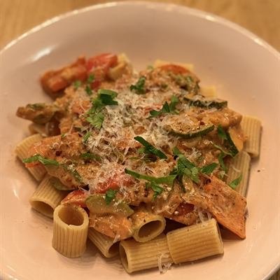 Rigatoni in Paprika-Zucchini-Soße mit Parmesan