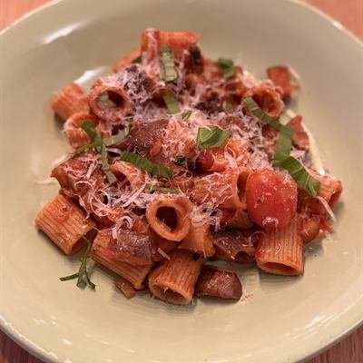 Rigatoni mit Auberginen-Tomatensoße und Parmesan