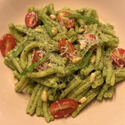 Pasta mit grünem Basilikum-Pesto, Cocktailtomaten und Pinienkernen