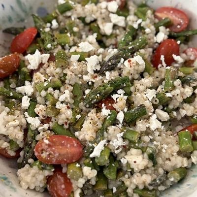 Perlcouscous-Salat mit grünem Spargel, Cocktailtomaten und Feta
