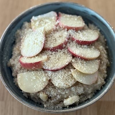 Porridge mit Pfirsichscheiben und gemahlenen Mandeln