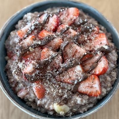 Schoko-Porridge mit Erdbeeren und Haselnussmus