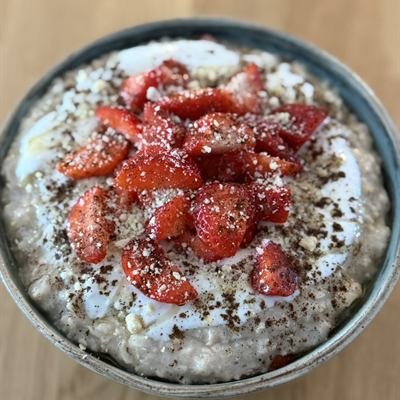 Vanille-Porridge mit Joghurt und Erdbeerstücken