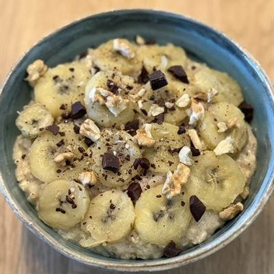 Porridge mit karamellisierten Bananenscheiben, Walnüssen und Schokostückchen