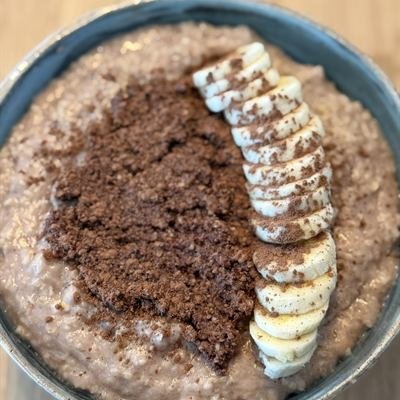 Porridge mit selbstgemachter Haselnusscreme und Bananenscheiben