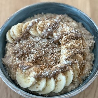 Porridge mit Bananenscheiben, Mandelmus und Zimt