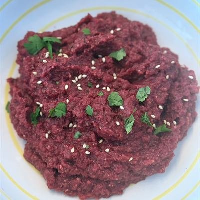 Pinker Rote-Bete-Hummus mit Petersilie und Sesam