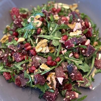 Rote-Bete-Salat mit Rucola, Granatapfelkernen und Walnüssen