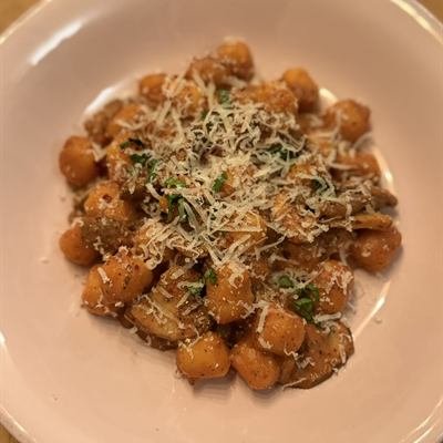 Gnocchi mit Champignons in Tomatensoße und Parmesan