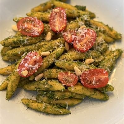Schupfnudeln mit Avocado-Spinat-Soße, Cocktailtomaten und Pinienkernen