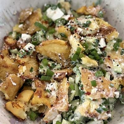 Salat mit knusprigen Smashed Potatoes, Gurke, Feta und Joghurt-Dressing