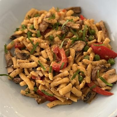 Spätzle mit Paprikastreifen und Champignons
