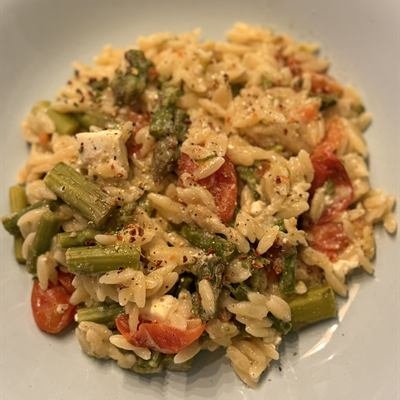 Orzo mit grünem Spargel, Cocktailtomaten und Feta