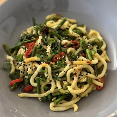 Udon-Nudeln mit grünem Spargel und Chili