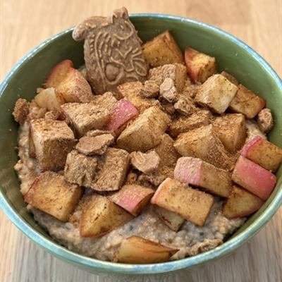 Porridge mit gebratenen Apfelwürfeln, Zimt und einem Spekulatius-Keks