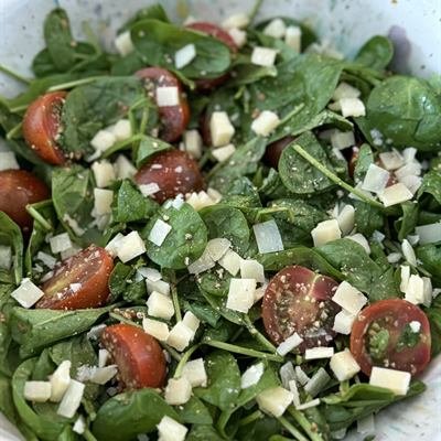 Spinatsalat mit Cocktailtomaten und Käsewürfeln