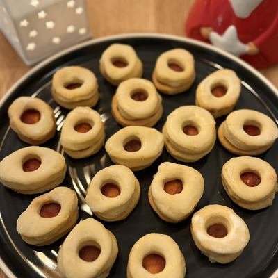Teller mit Spitzbuben-Plätzchen und Hagebuttenmarmelade