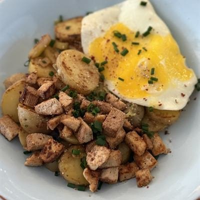 Bratkartoffeln mit Räuchertofu und einem Spiegelei