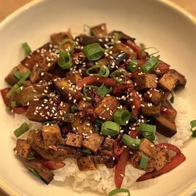 Tofu Stir Fry mit Gemüse und Sesam auf Reis