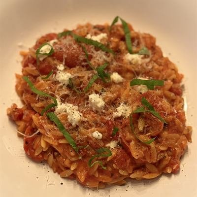 Tomaten-Orzo mit Feta und Basilikum