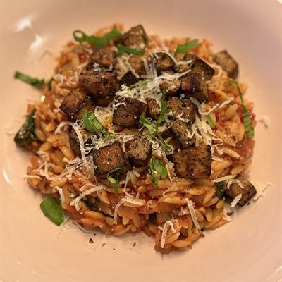 Tomaten-Orzo mit gebratenen Tofuwürfeln und Basilikum