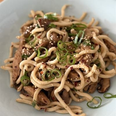 Udon-Nudeln mit Soja-Geschnetzeltem, Champignons und Frühlingszwiebeln
