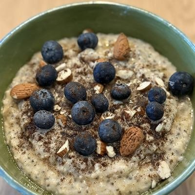 Porridge mit Heidelbeeren, ganzen Mandeln und Schokoraspeln