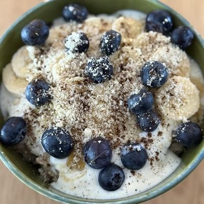 Vanille-Porridge mit Heidelbeeren, Bananenscheiben und Joghurt