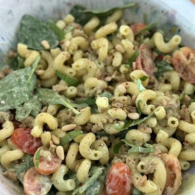 Nudelsalat mit Spinat, Cocktailtomaten und Pinienkernen in cremigem Dressing