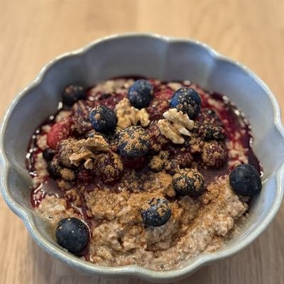 Porridge mit warmen Waldbeeren, Heidelbeeren und Walnüssen