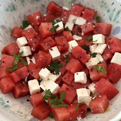 Wassermelonenwürfel mit Feta und Kräutern