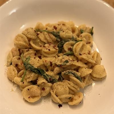 Orecchiette mit weißen Bohnen in cremiger Soße und Basilikum