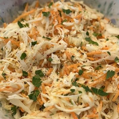 Weißkohlsalat mit geraspelten Karotten