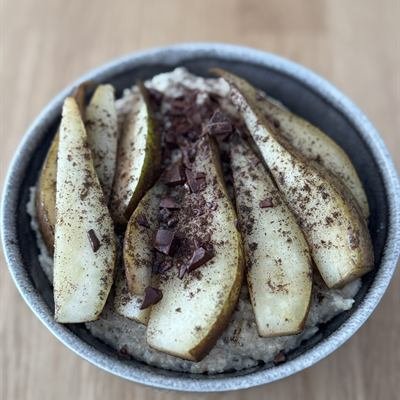 Porridge mit Birnenspalten und Schokoraspeln