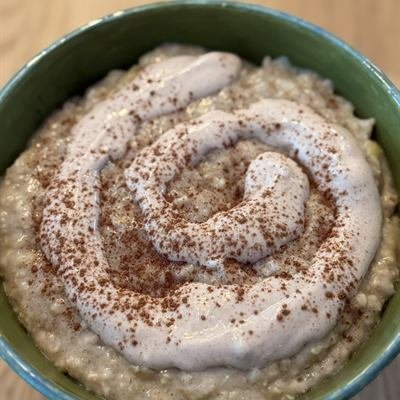 Porridge mit einer Joghurt-Spirale und Zimt, wie eine Zimtschnecke
