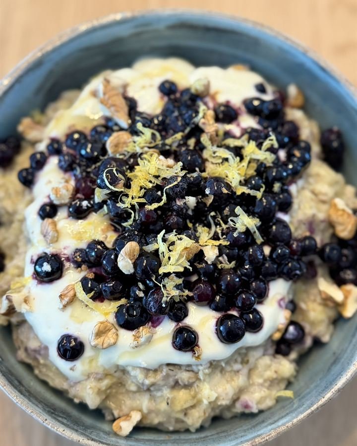 Porridge mit Joghurt, Wildheidelbeeren, Walnüssen und Zitronenabrieb