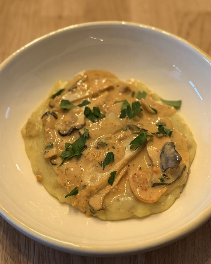 Kräuterseitlinge in cremiger Soße auf Kartoffelbrei mit Petersilie